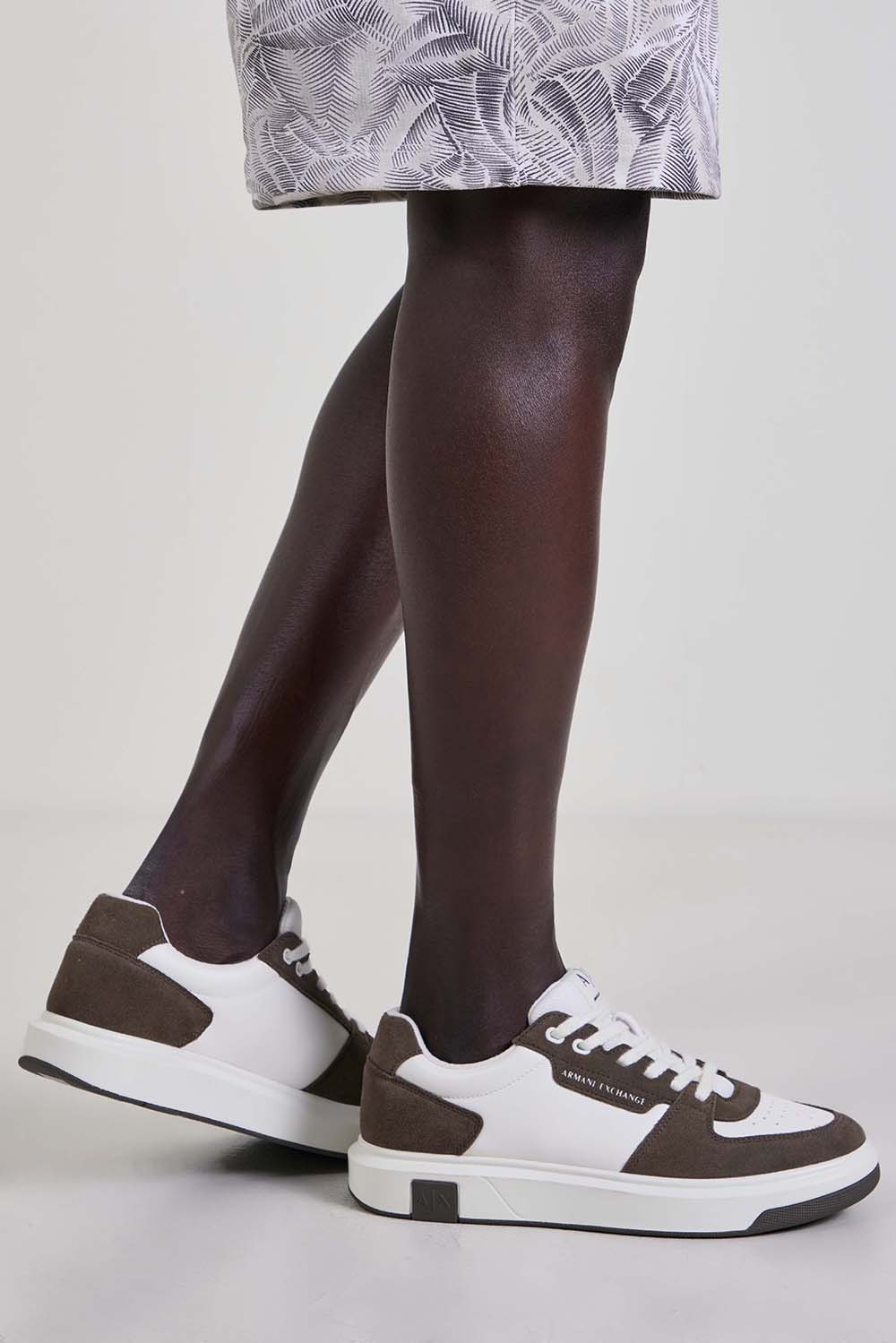 תמונת כל הלוק של נעלי סניקרס